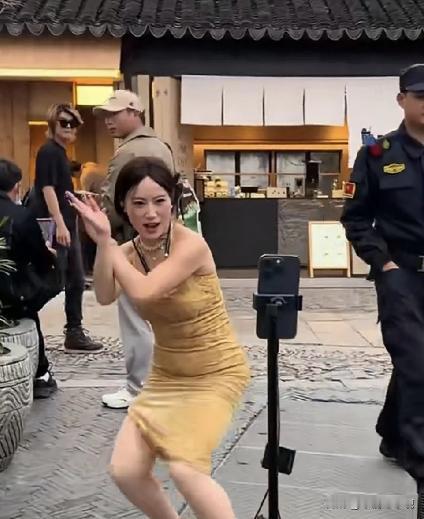 这是人病了？还是社会病了？？？
大庭广众之下，她竟然能做到旁若无人的直播，不服不