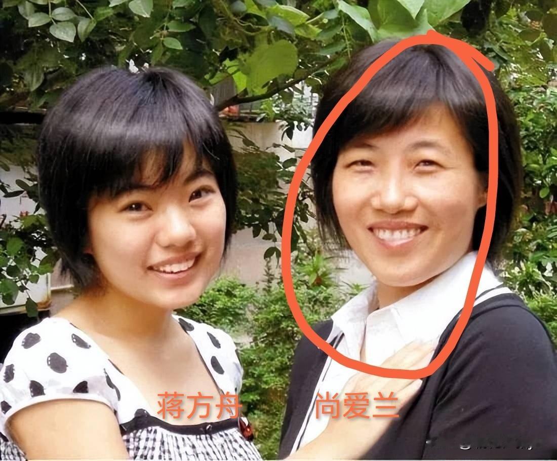 尚爱兰是个狠人！

他是蒋方舟的母亲，是位教师作家。

就是边教学边写作。

别