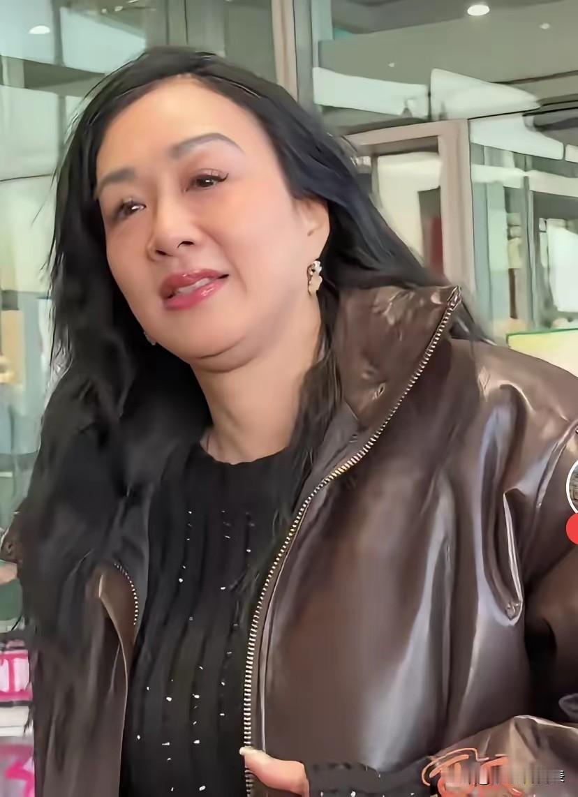 55岁钟丽缇身材发福引热议，你觉得她状态如何？

最近钟丽缇在机场被偶遇，确实丰