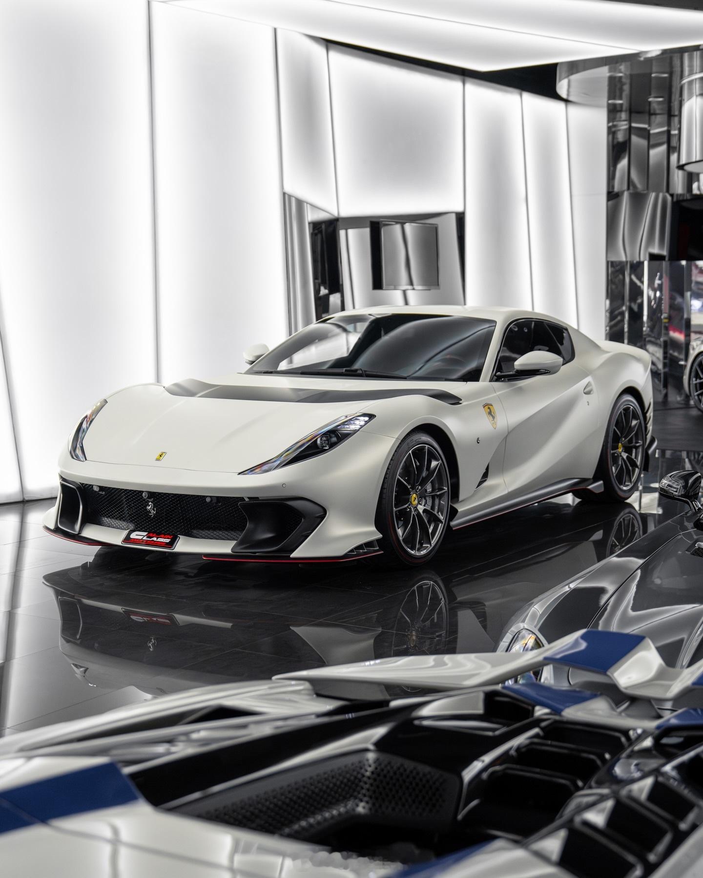 Ferrari 812 Competizione二手行情报价2000w的限量款法