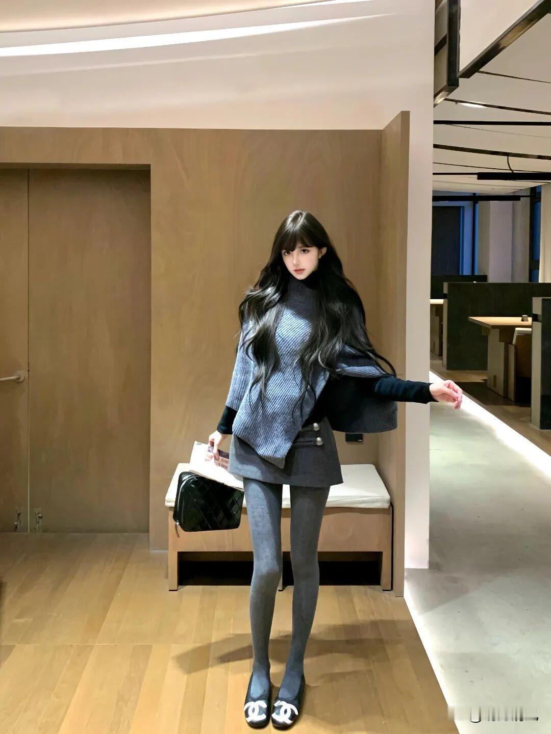 刚才在咖啡馆看到一个女生，真是让人过目不忘，她穿了一身蓝灰色——从针织衫到连体裤