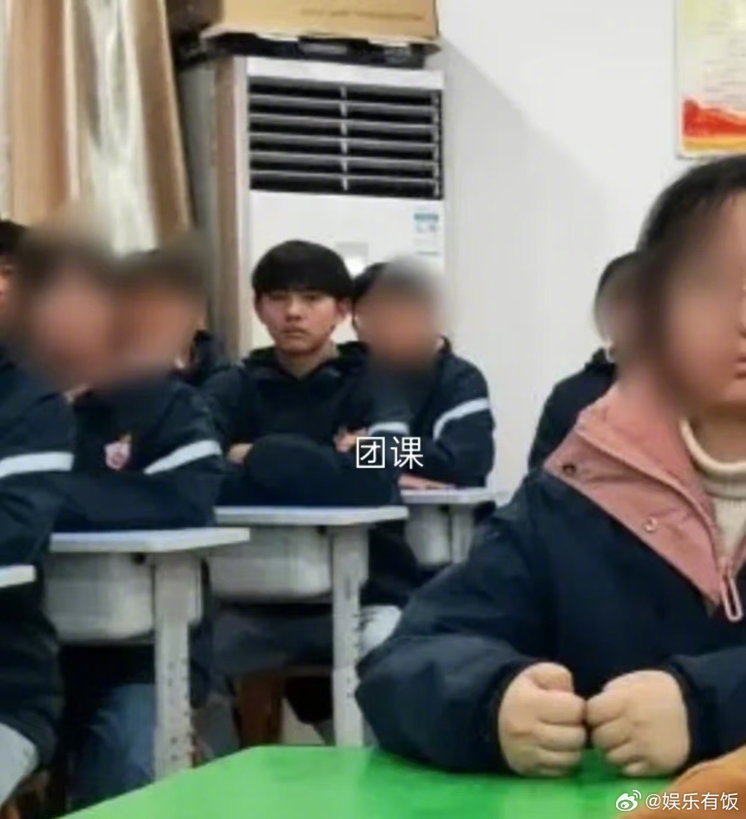 高一时期的刘轩丞看出来刘轩丞是河南人了 又又考古到高中时期的照片，果然00后的历