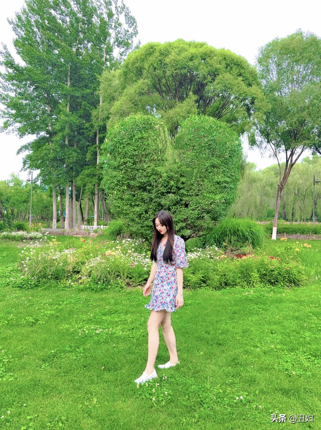清雅脱俗的美到底长啥样？五官干净，没有过多艳丽妆容修饰，眉眼柔和。