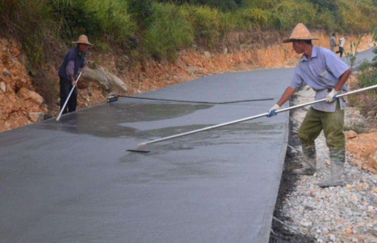 为什么高速公路不用水泥，而用沥青？一位60岁的包工头表示，80%的人不知道，一吨