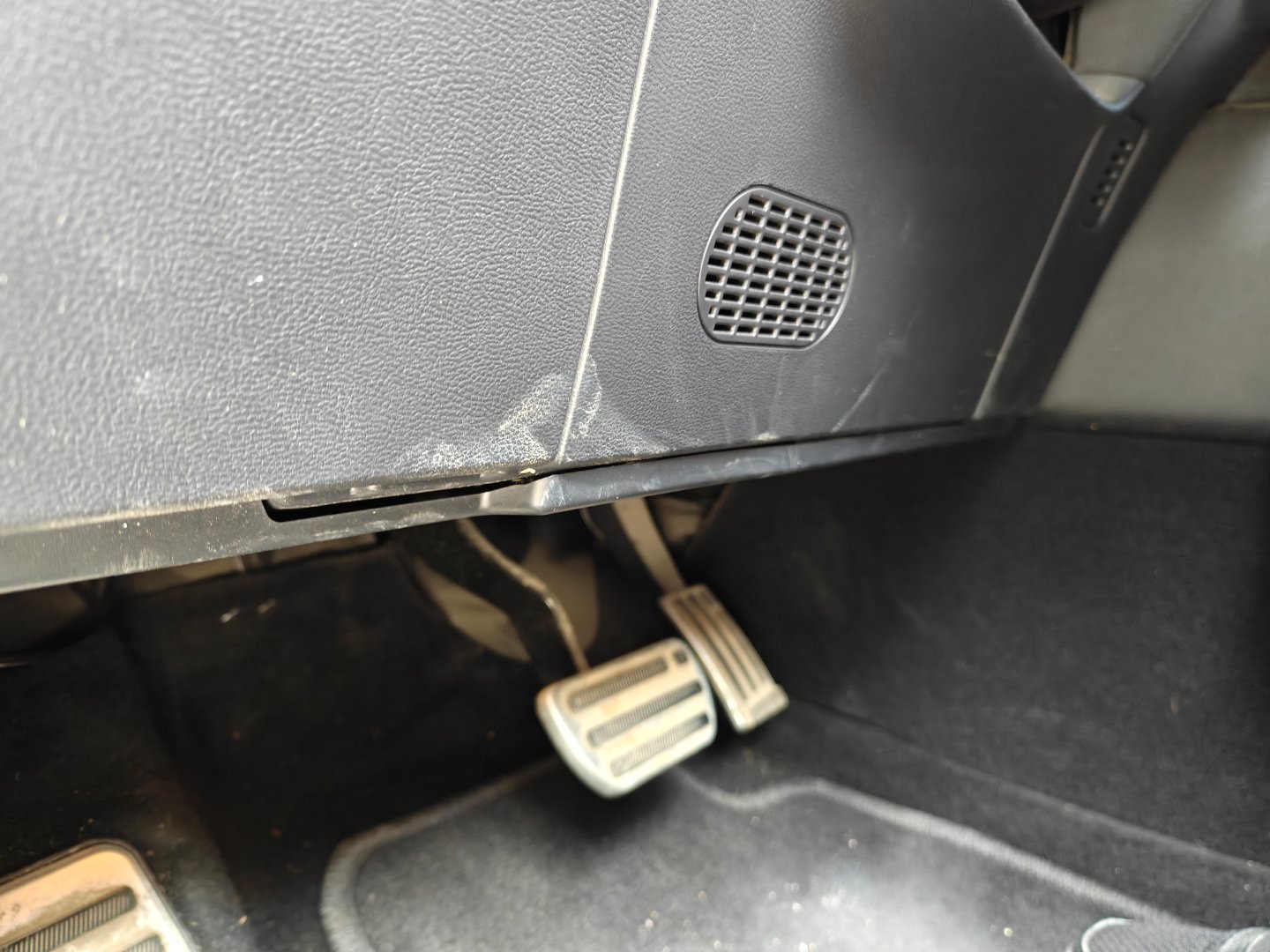 这个角能设计得这么锐的么？？腿往前伸了一下，磕一下挺疼。这要是出了车祸，胫骨不得