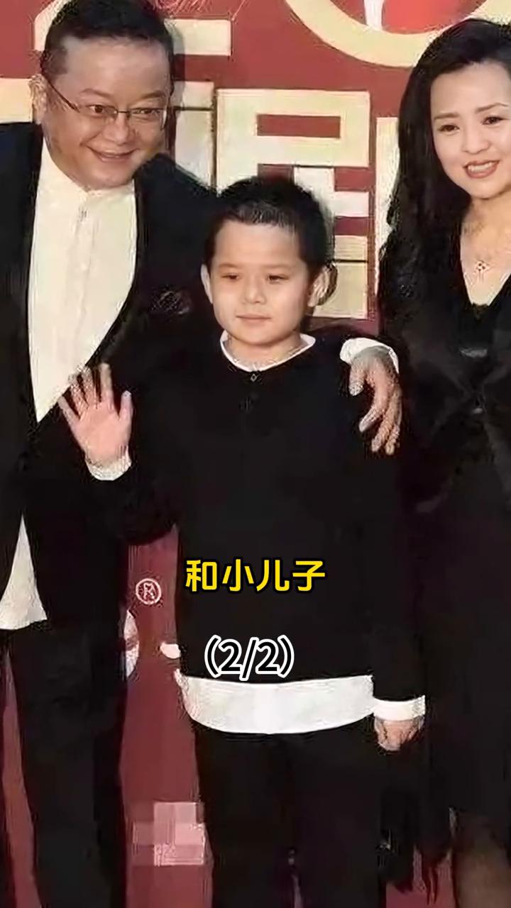 77岁的演员王刚晚年本以为有儿子就能安度余生，可如今却为养子操劳不停。当人们看到