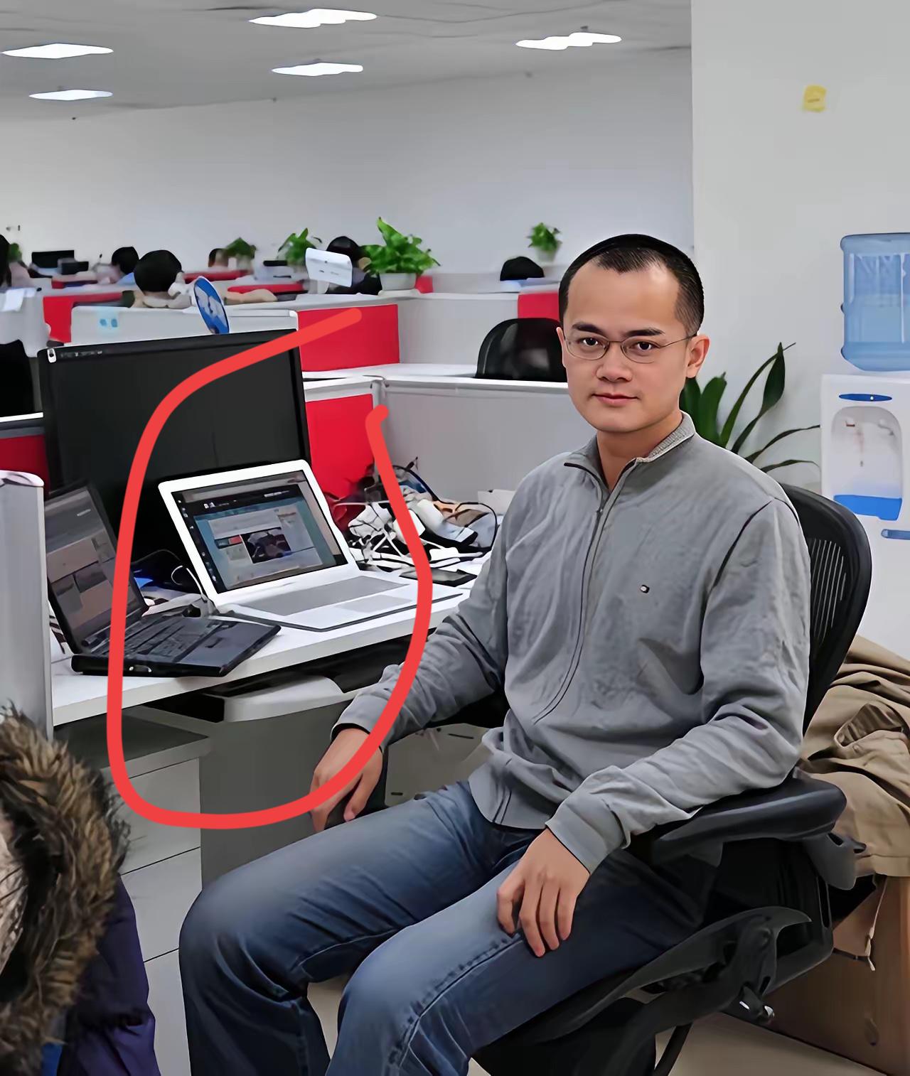 美团的老板用的是什么牌子笔记本啊！应该很贵吧那时候