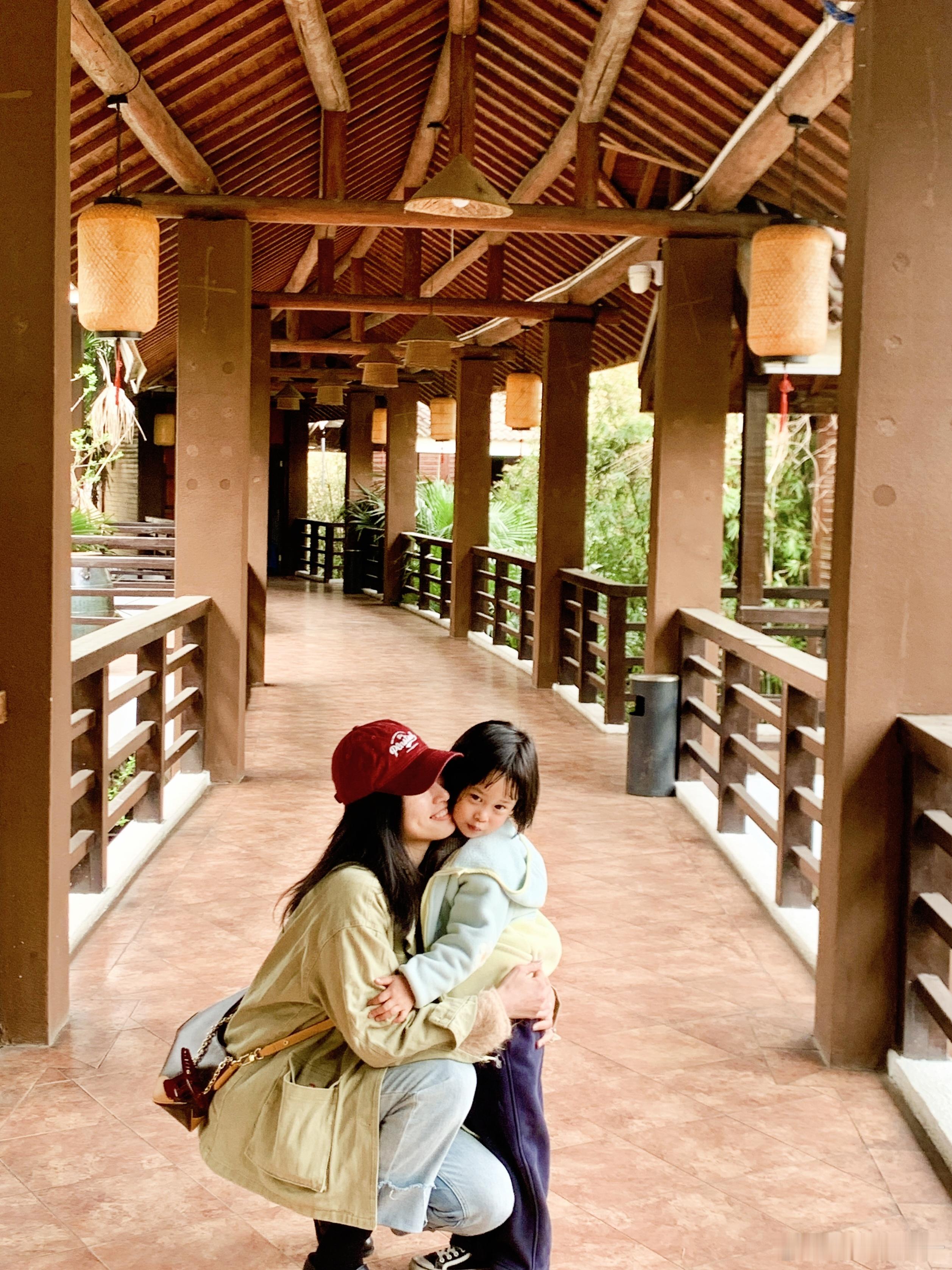 周末遛娃 只有妈妈和宝宝的纯享版今天只管牵小手、看花花、慢慢溜达~没有打扰，只有