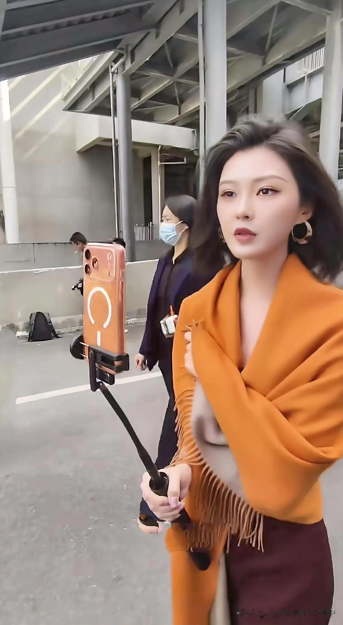 苹果手机应该是明星、名模们的标配。