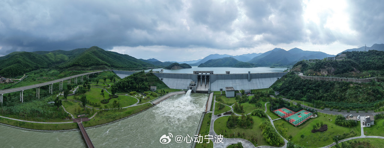 【宁波葛岙水库首次启用溢洪闸泄洪 水位超历史峰值】8月13日起，宁波葛岙水库首次