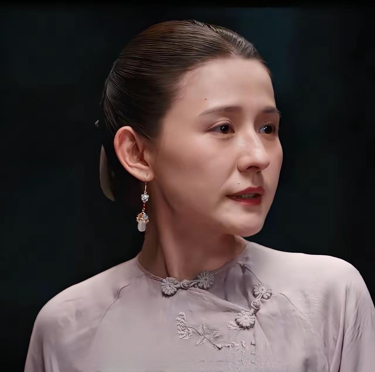 把《灼灼韶华》里的褚韶华与《生万物》里的费左氏对比一下。
       她俩都是