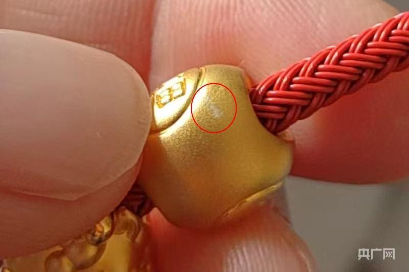 黄金这东西，老百姓买的是个保值，图的是个吉利。可谁能想到，广东清远一位李女士，满