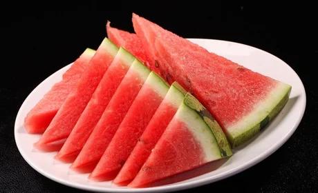 隔夜7不吃
1、隔夜西瓜极易滋生大量细菌
2、隔夜的绿叶菜很危险
3、存放太久的
