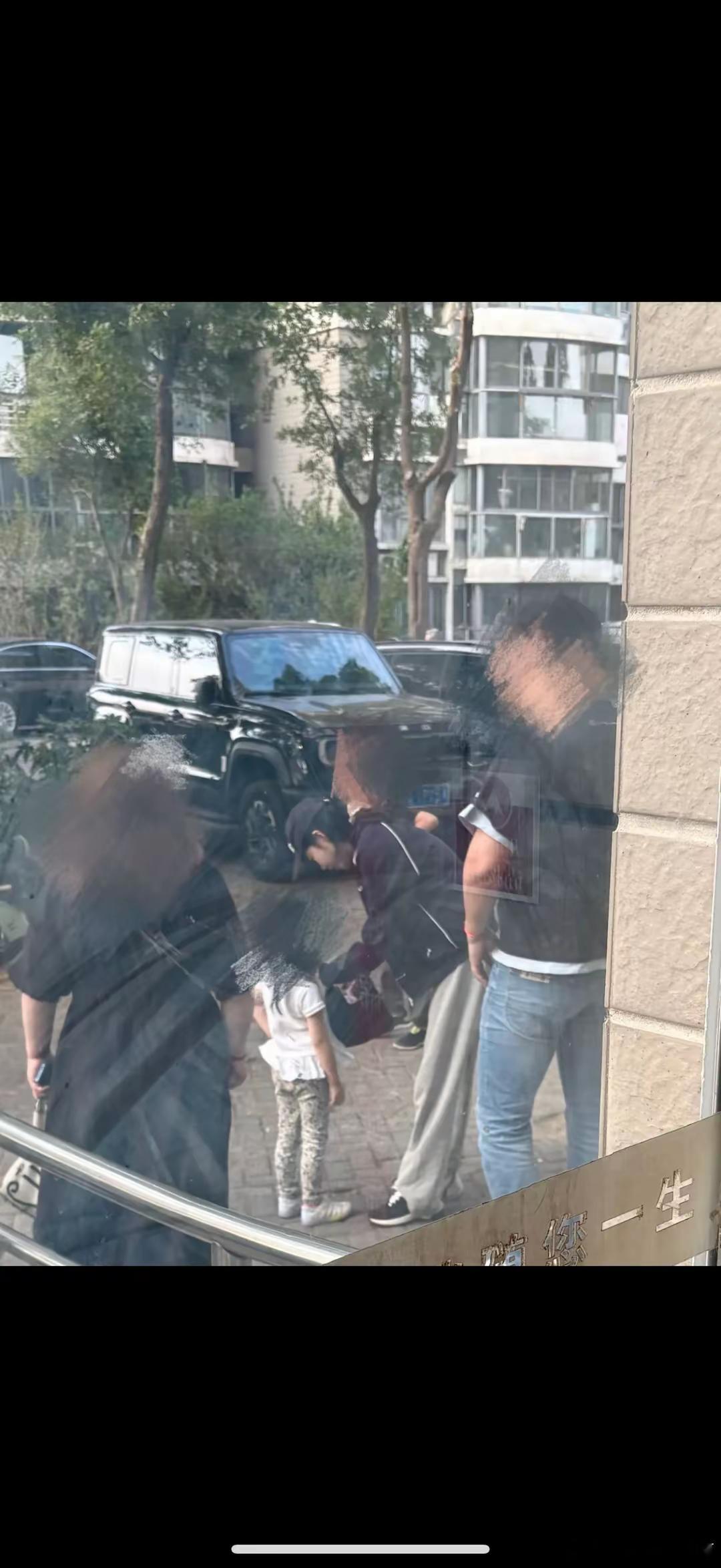南京偶遇潘玮柏一家网友小区偶遇潘玮柏一家宣云母女同框画面温馨有爱。 ​​​