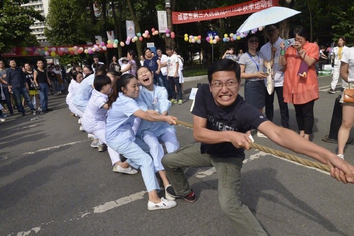 我看你表情，原本以为你是真的使劲了，后来才发现，你是疼的[笑cry] ​​​