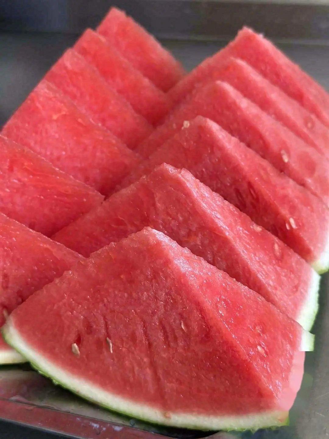 西瓜可适当撒盐食用谁说西瓜只能甜？撒一撮盐，是给味蕾的小惊喜 甜味像被唤醒般更鲜