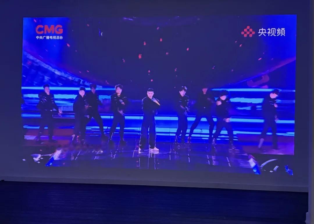 来试衣服！家里好香！负一怎么多了个mv
谁懂啊放宣传片的时候很安静，突然响起《T