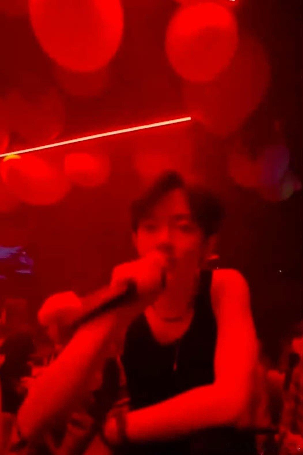 李明德酒吧当驻唱  李明德之前还在酒吧当驻唱，真的是接了不少活啊 