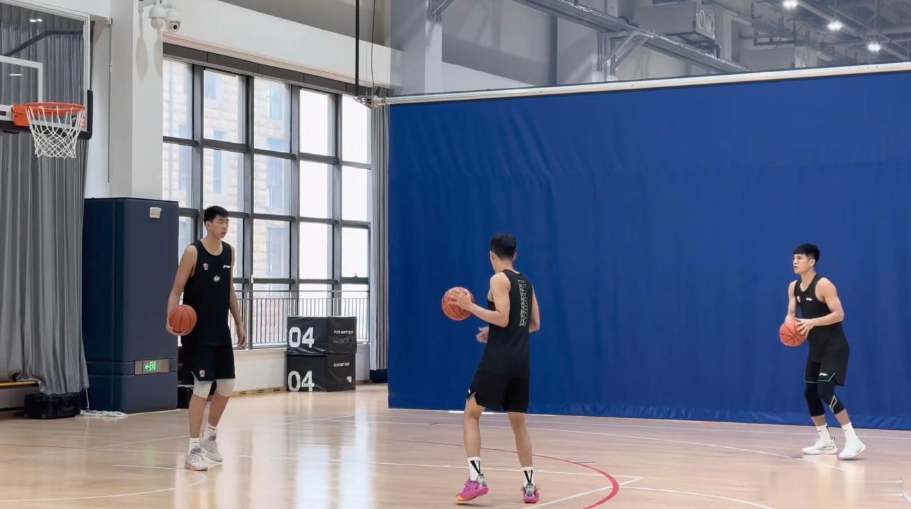 广州龙狮今天全队进行体测陈国豪定点投篮25投19中徐昕的定点投篮25投16中郭艾