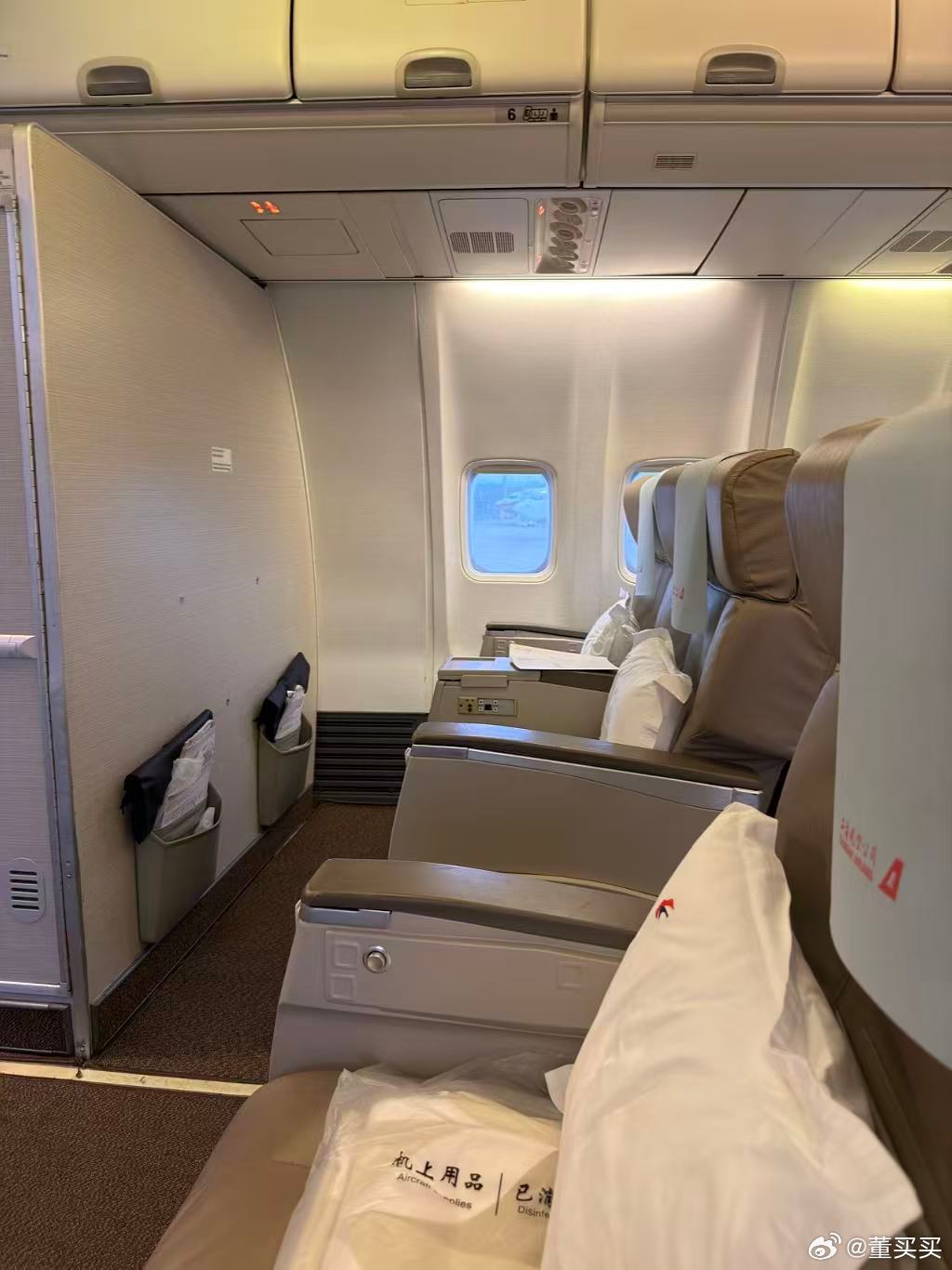 说实话，单通道飞机的商务舱，座椅不管是宽度还是腿部间距 抑或是乘坐舒适度。其实已