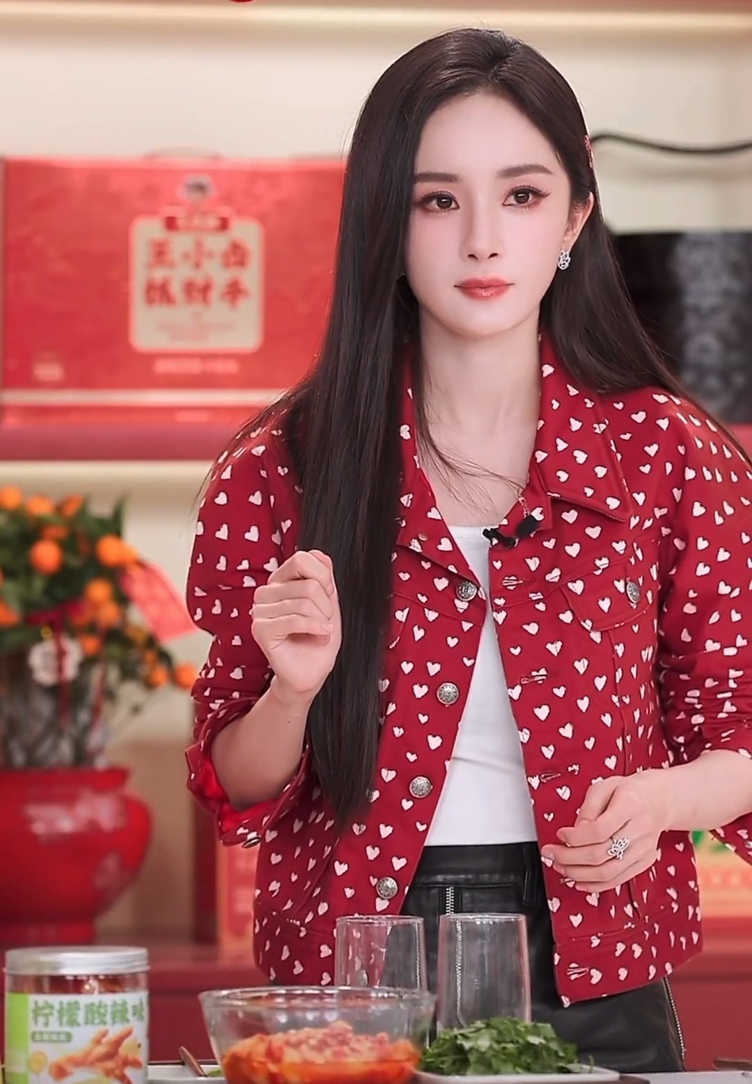 杨幂昨日品牌直播截图，明艳又精致！！