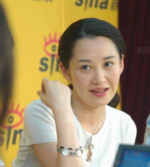 美女就是美女啊，她一双眼睛水灵灵的，灵动又俏皮，长相甜美可爱，身材苗条且淑女范十