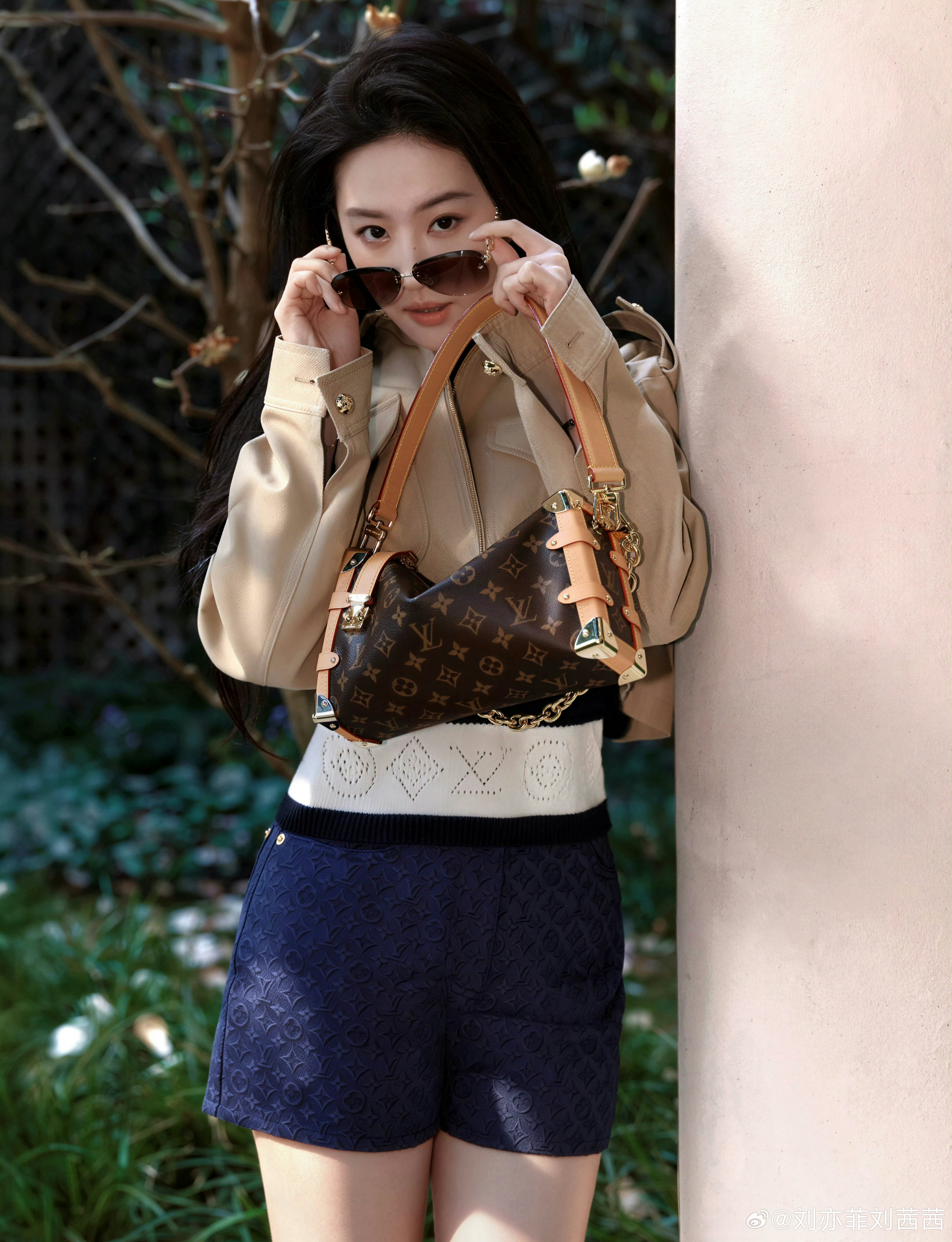 刘亦菲这次选择了卡其色短款工装夹克，利落翻领与金属纽扣设计，率性干练又不失温柔。