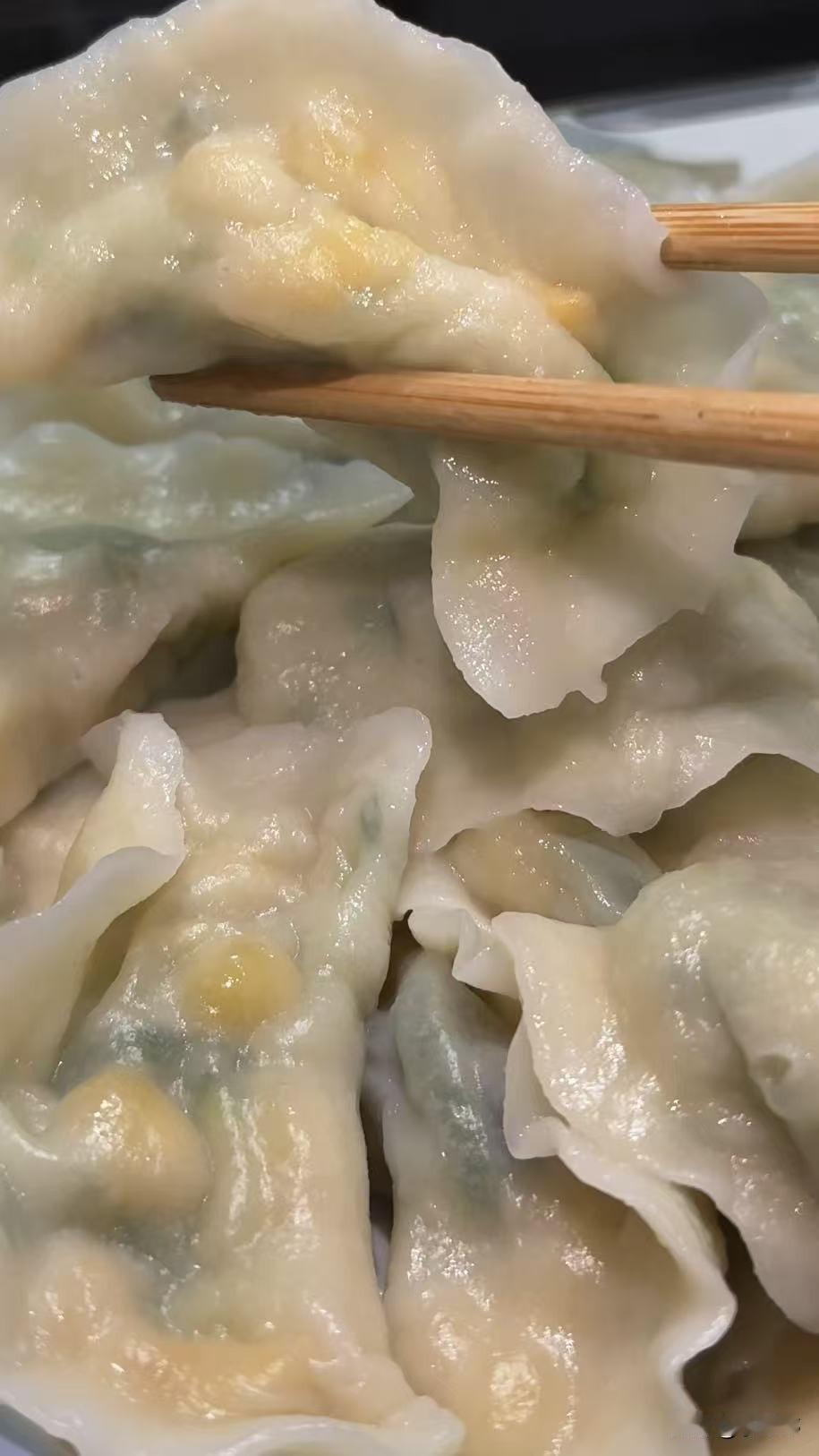 小时候还真的不喜欢韭菜，因为味道特别的大，不知道为什么长大以后非常喜欢吃韭菜。