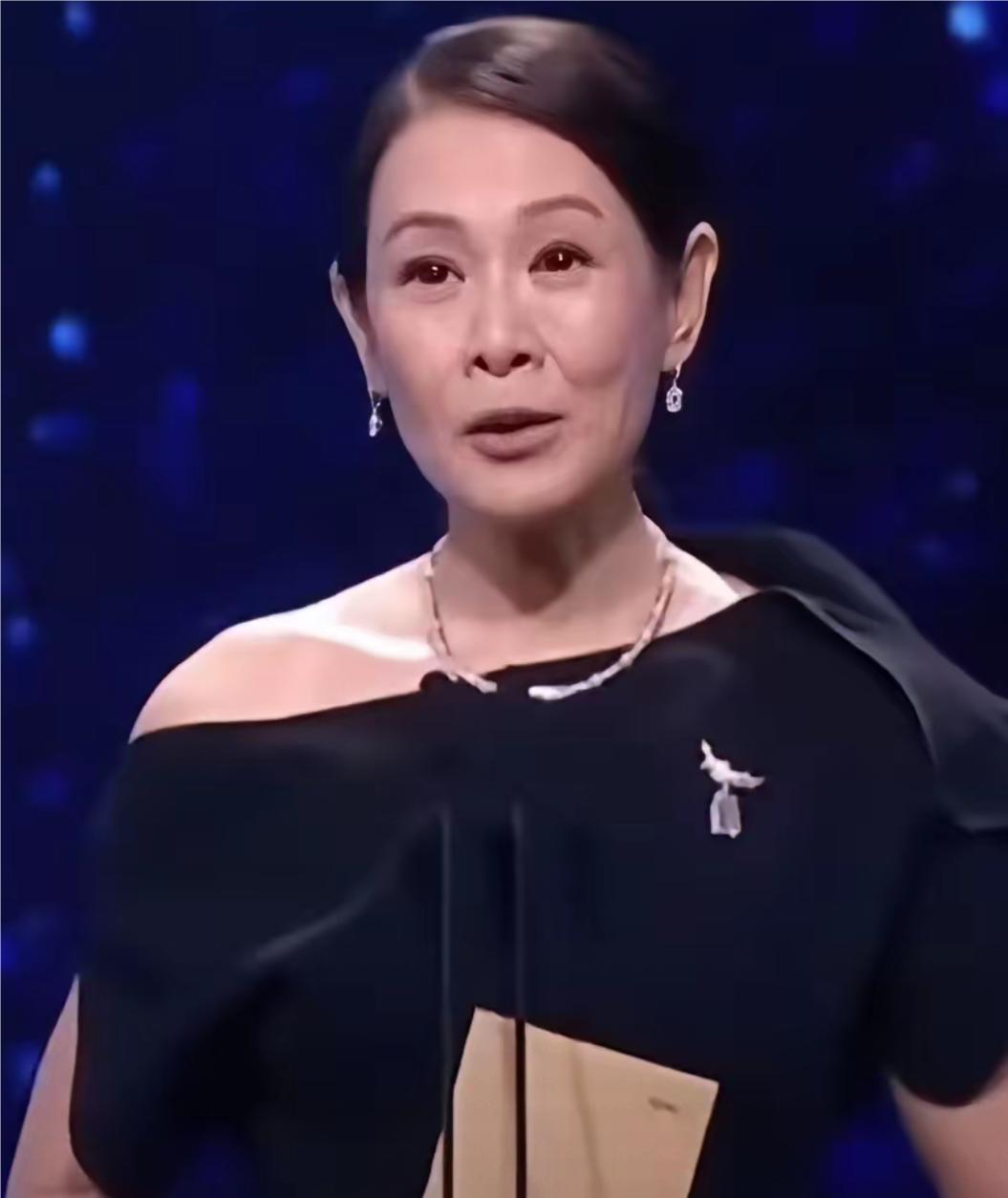 58岁的刘诺英也老了，曾经小时候我很喜欢听她的歌，那时我经常哼唱她的歌曲，把名信