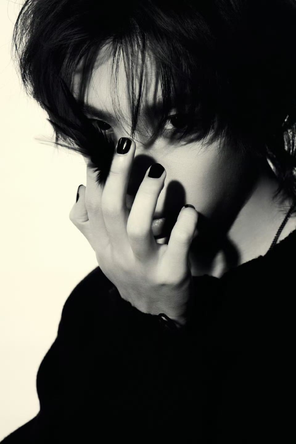 黄明昊这视频多少有点废显卡 不止废显卡，这视频的创意和执行力也挺废脑的。每个场景