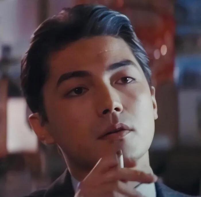 这应该是男人颜值的天花板了！
棱角分明的脸蛋，帅气而不“娘气”！