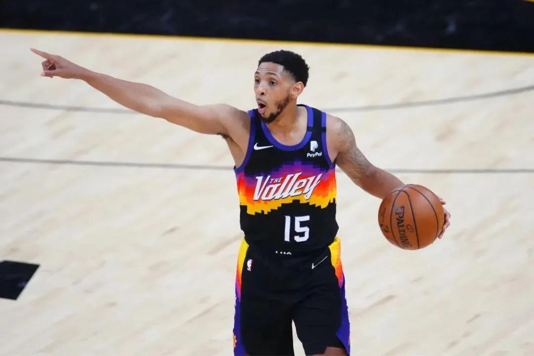 ESPN报道，马刺将裁掉后卫卡梅伦-佩恩。
佩恩一旦度过澄清期，应该有许多争冠球