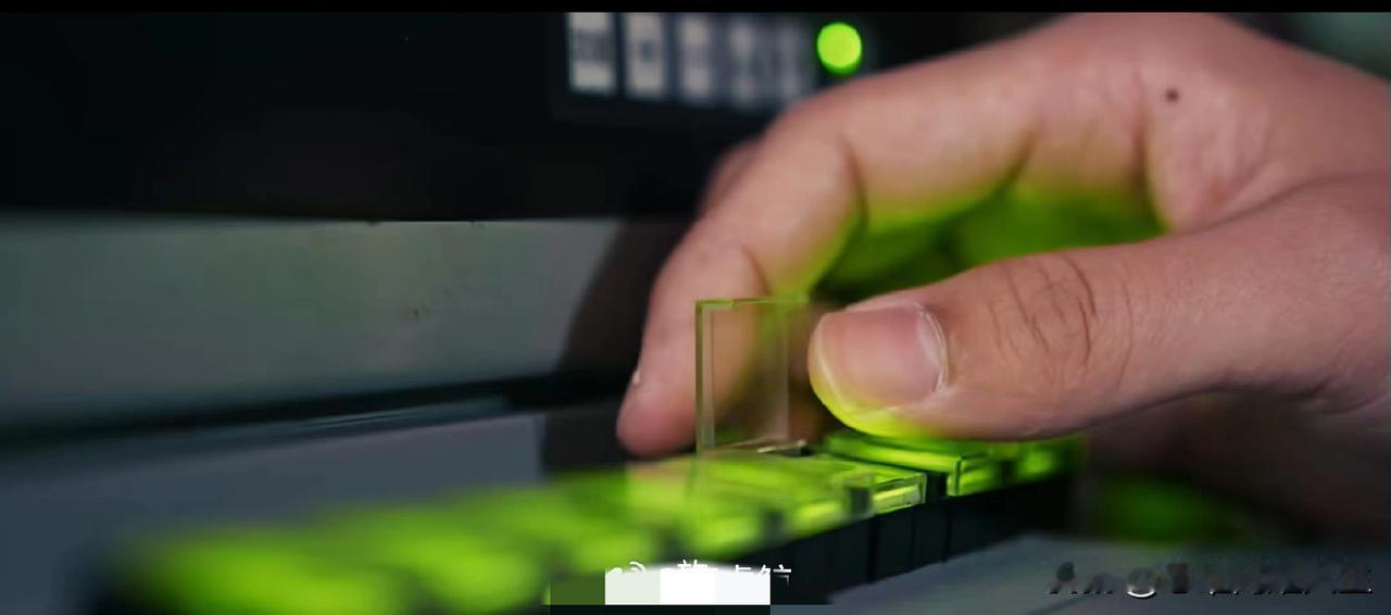 我勒个去，第一次见咱们发射潜射型鹰击-18亚超结合反舰导弹，实弹击中海上的靶舰！