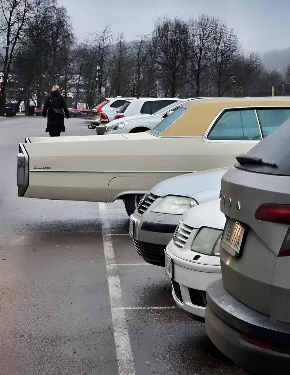 Lincoln Continental 是一款标志性的美国豪华轿车，以其优雅的外