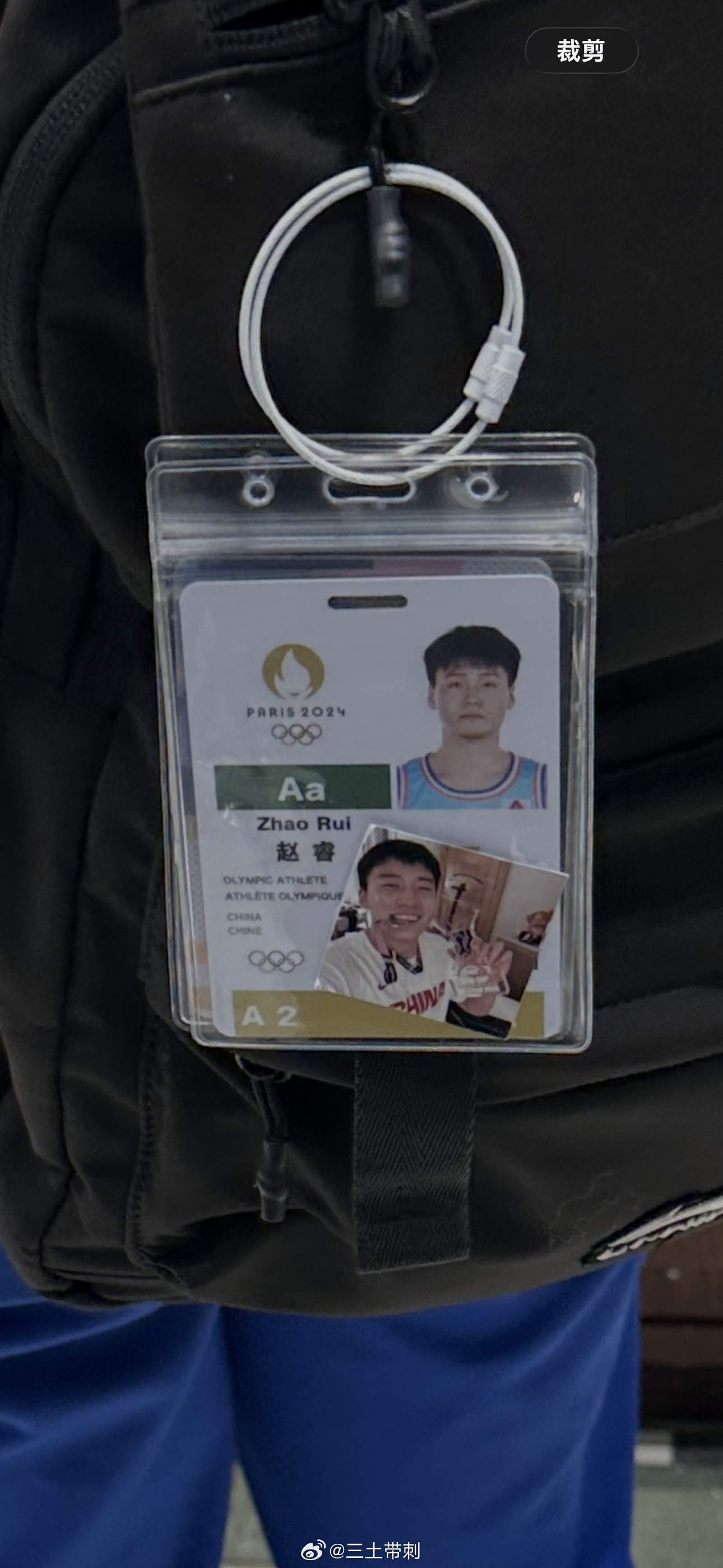 cba 和探长在五棵松边上喝咖啡，看到一个学生，包上的挂件吸引了我，容我偷拍一张