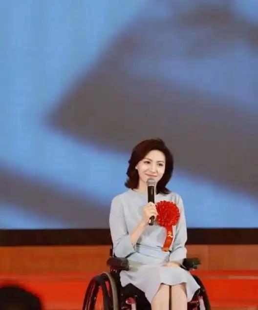 2001年9月22日下午，长沙。湖南卫视都市频道的化妆间里，二十二岁的梁艺正坐在