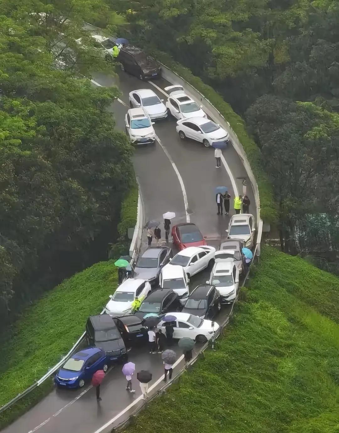 13车连环追尾！路面油污成“马路杀手”？福州橘园洲大桥追尾事故引深思



古人