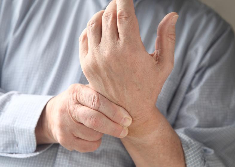 晚上睡觉时，这3处莫名发麻要警戒，或是脑梗发出的信号

夜里睡着睡着，突然觉得一