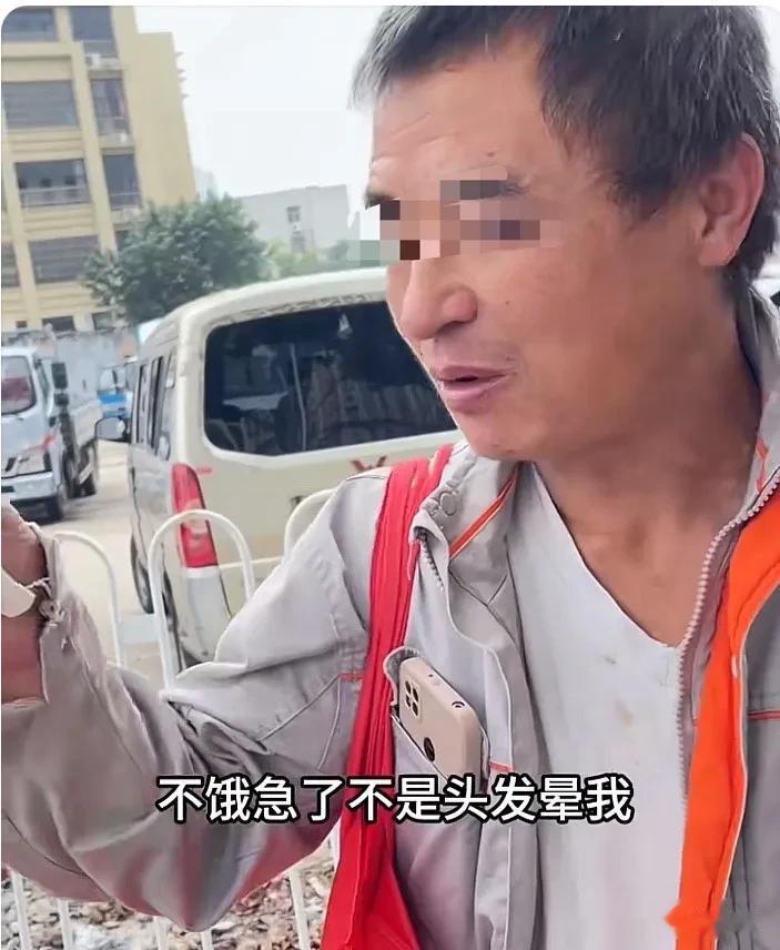 “看哭了！”安徽，59岁大叔患有软骨病找不到工作，只能在外面打零工，为了省钱，每