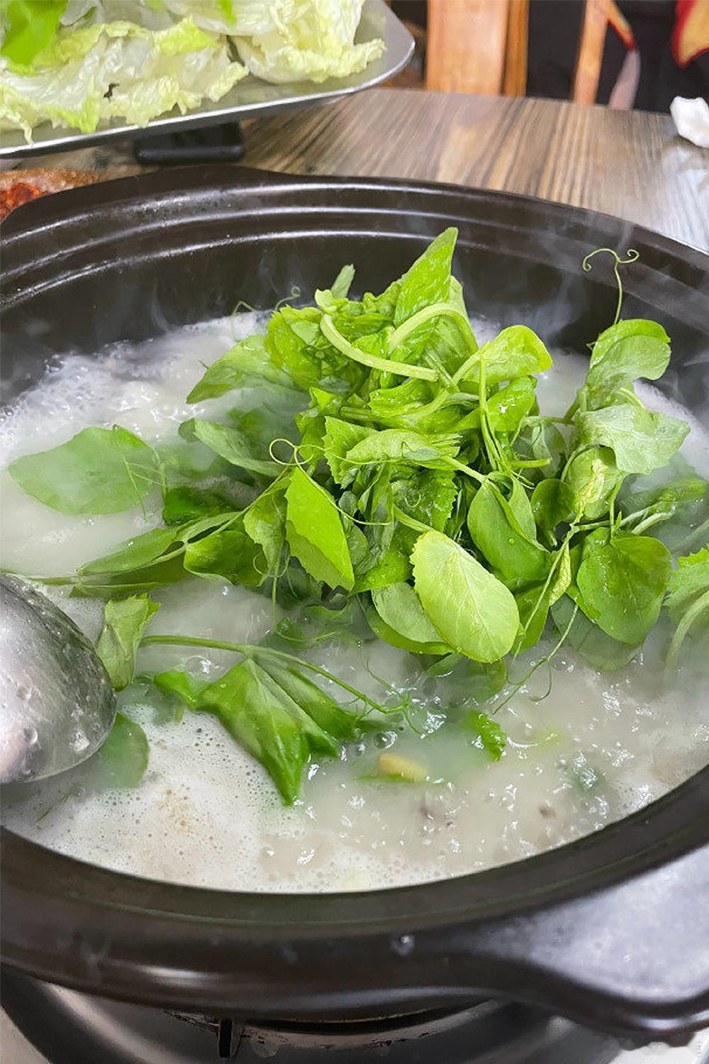 属于冬季的浪漫配对，必然是鲜嫩感满满的豌豆尖和汤鲜味浓的简阳羊肉汤，一口下去寒气