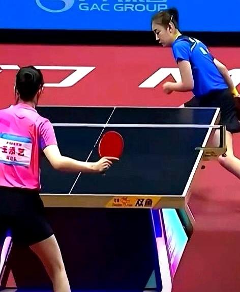 输了比赛却赢了全场！国乒的王添艺这次没赢比赛，但一个歪头的小表情火出圈。镜头里她
