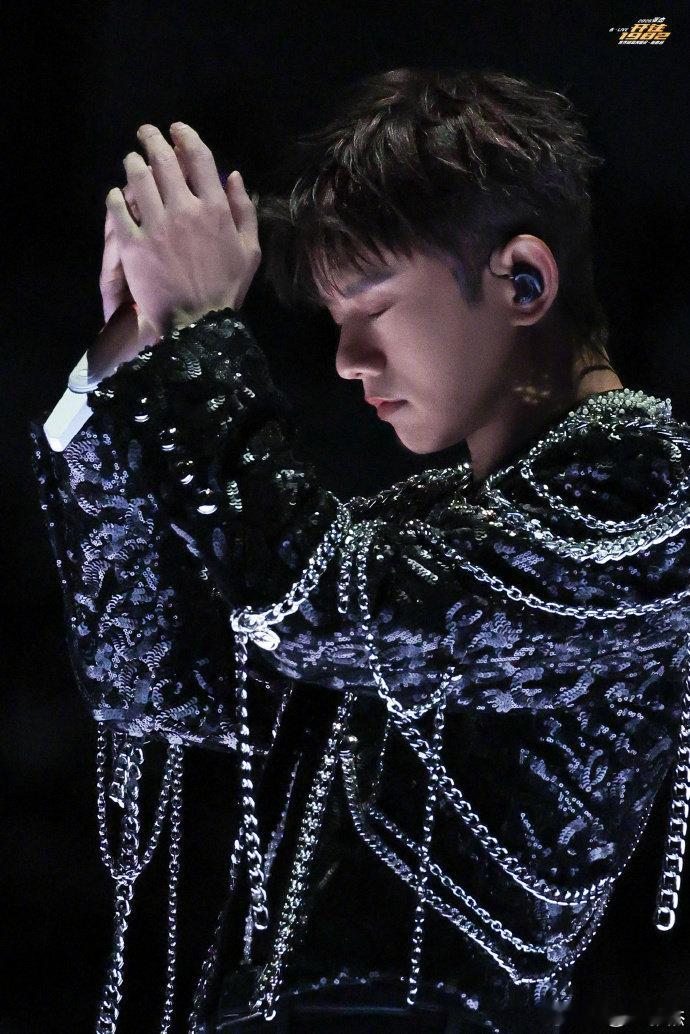 张杰想留在这场大梦不醒 温柔唱腔搭配直击人心的三连问，把想留在这场大梦不醒的眷恋