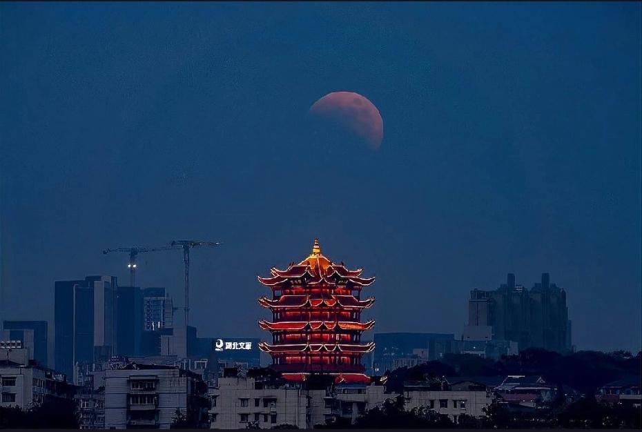 今晚元宵节将迎来一次难得的月全食，月球将完全进入地球阴影变成红色，错过需等46年