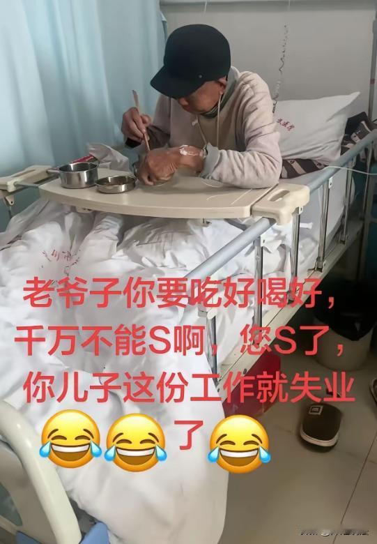 一男子做保安月入3500，他父亲退休金每月高达12000，是他的3倍多。父亲突发