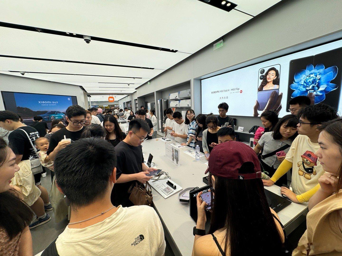 这次小米新品发布后，人也太多了……[哆啦A梦害怕]而且排队看小米 MIX Fli