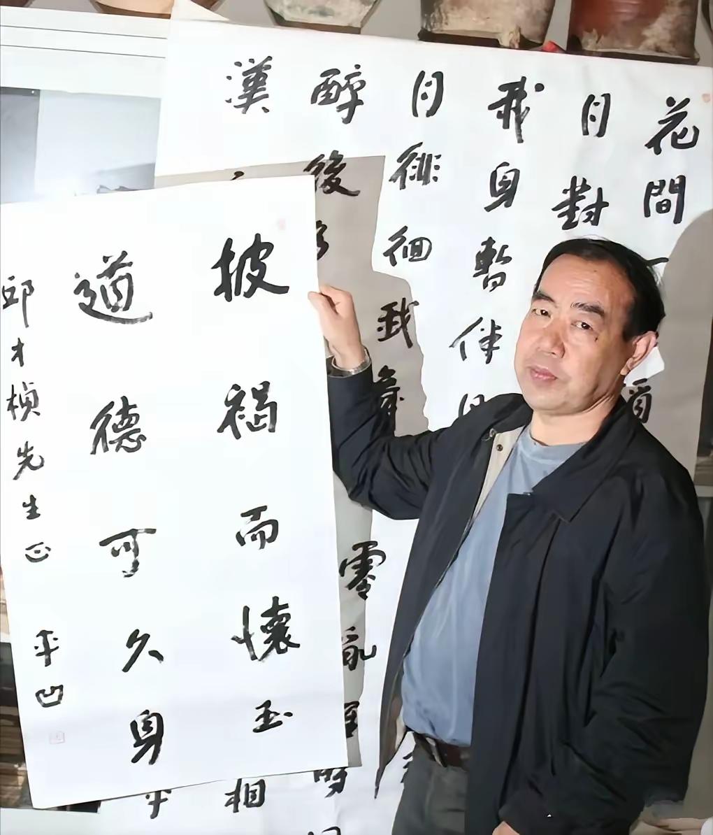 流浪大师怎么评价贾平凹的书法？沈巍说贾平凹故意写拙字，故意不横平竖直地写字，古代