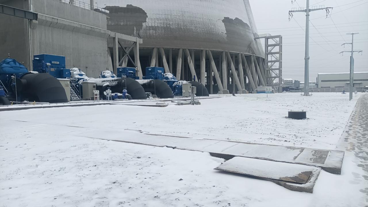 春节，是中国人一年中最盛大、最温馨的节日。无数家庭团聚在一起，欢声笑语、烟火璀璨