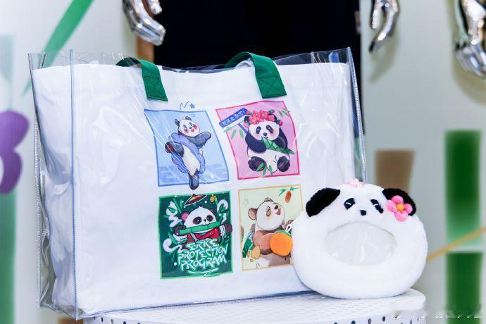 鸿星尔克熊化了发现鸿星尔克的购物袋会 “变身”！展开居然能当熊猫图案的环保袋，逛