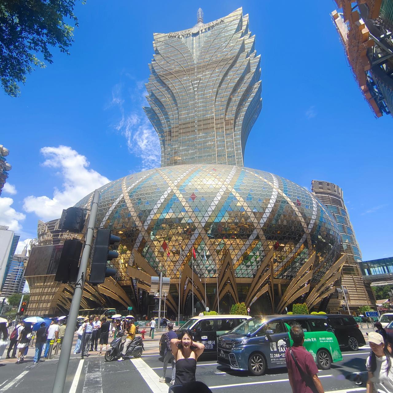 我翻出了之前的一张照片，照片里的我穿着一件卡其色风衣，瞬间就被自己这股气质拿捏住