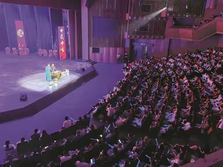 老演播厅逆袭！幕光大剧院上线，大连又添文艺新据点🔥
 
提起广电1500平演播